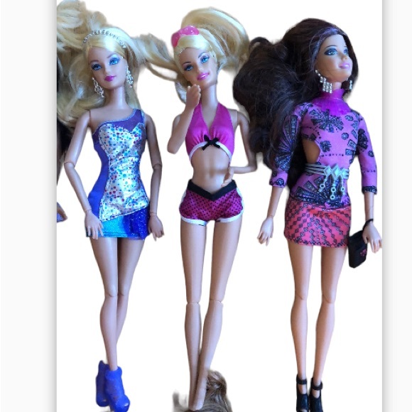 Set of 16 Barbies plus Wardrobe & Accessories - Picture 13 of 15